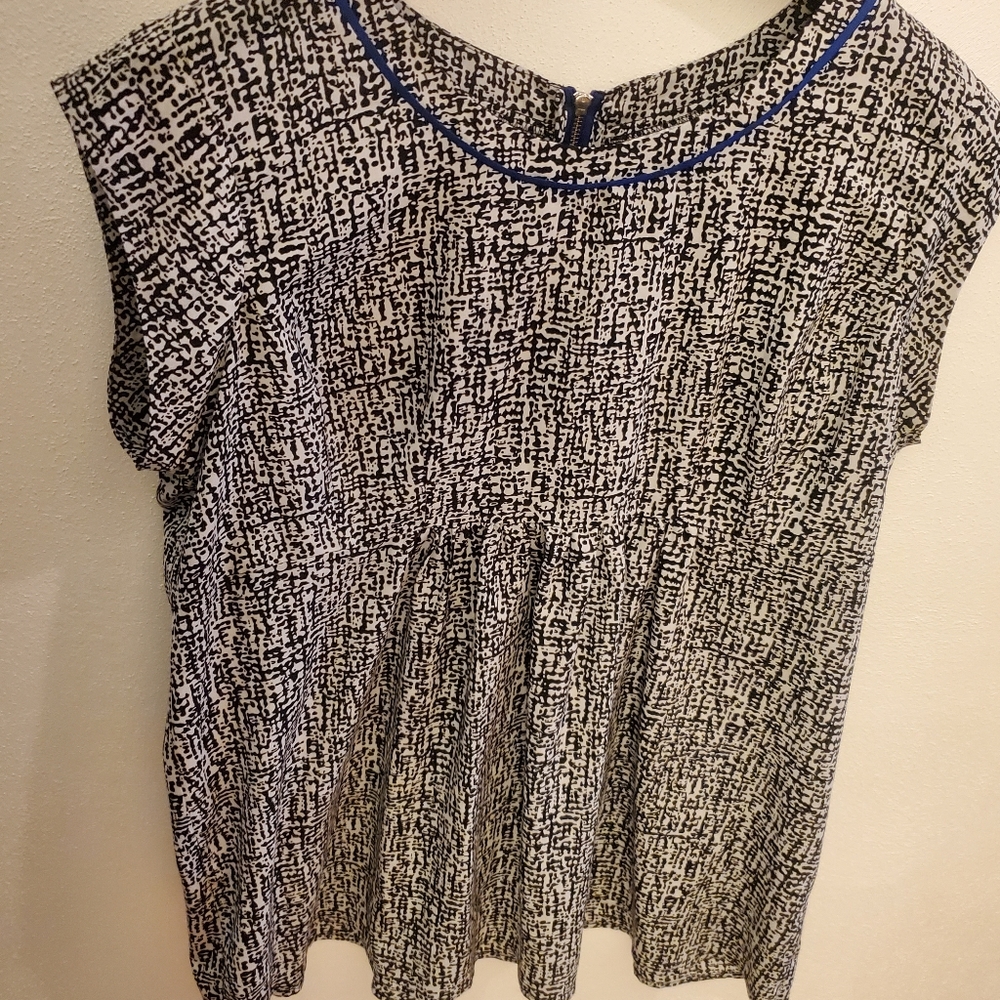 Black and white maternity top size Large. Very cute and feminine